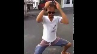 Cachorro ataca homem dançando